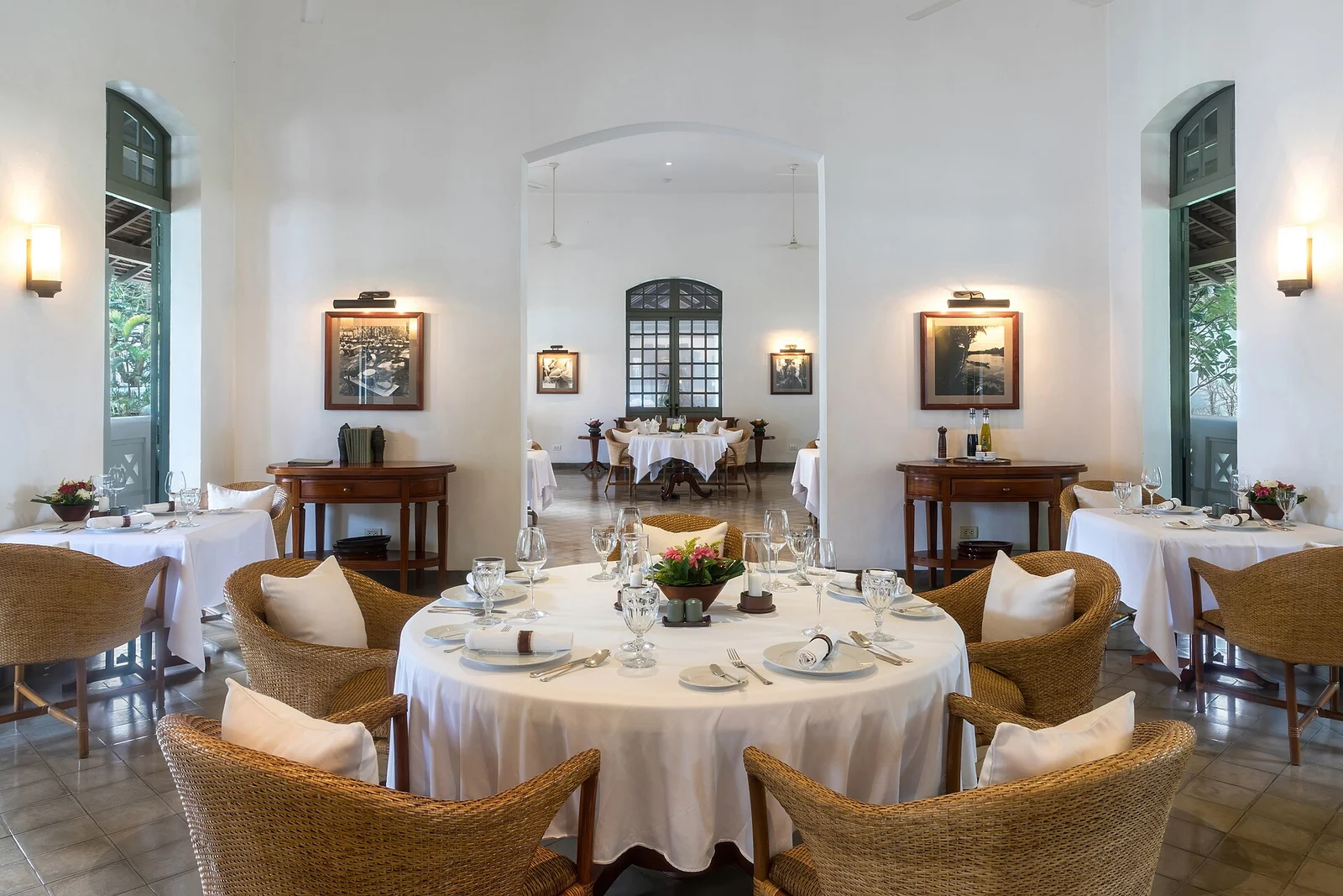 Salle de restaurant dressée pour le service.